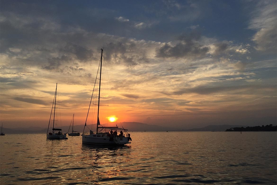 flottielje Kroatie-ondergaande zon